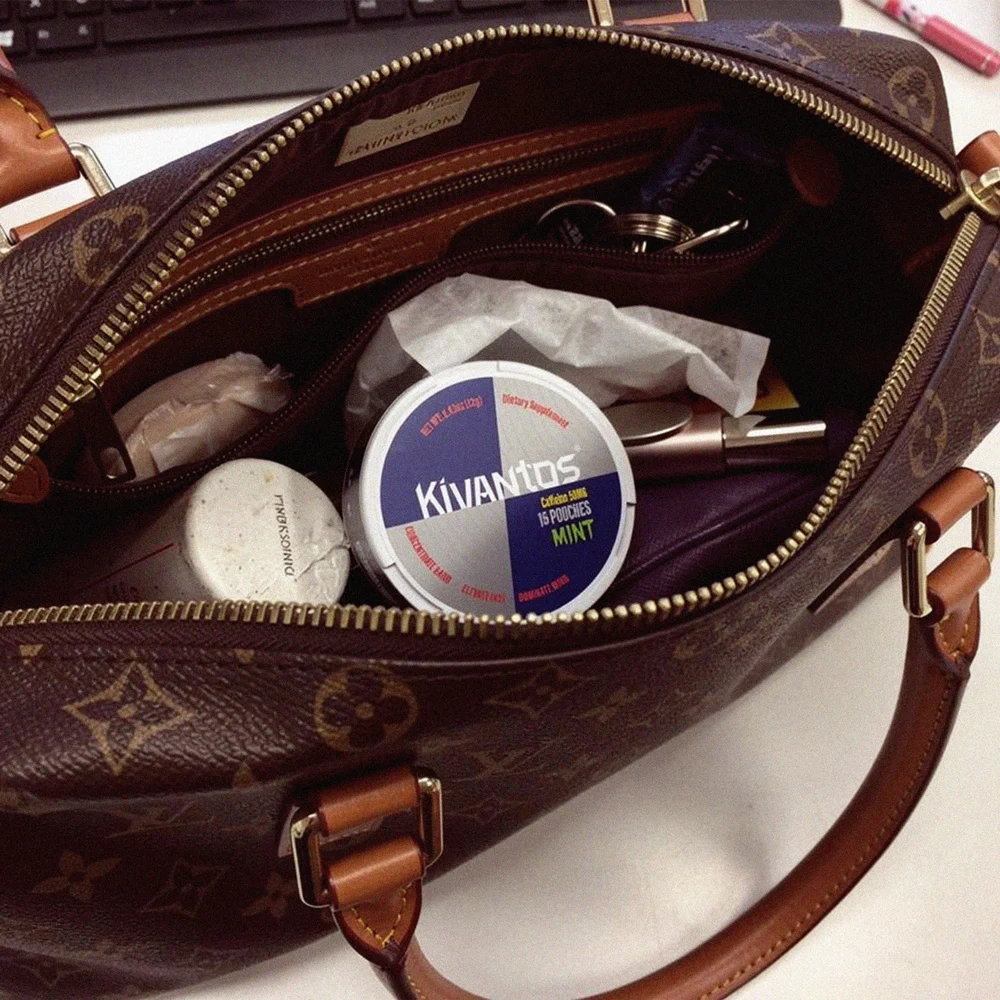 KIVANTOS Mint can in a leather bag
